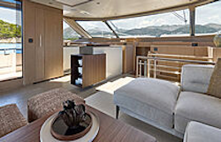 sliding-side-salon-doors-open-on-prestige-m7