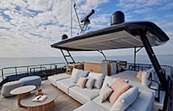 spacious-flybridge-entertainment-area-prestige-m8-evo