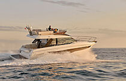 starboard side profile of prestige f4-3